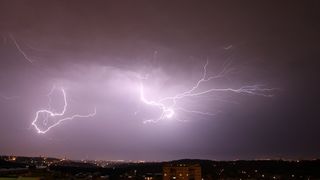 Hrozí silné bouřky s krupobitím, varují meteorologové